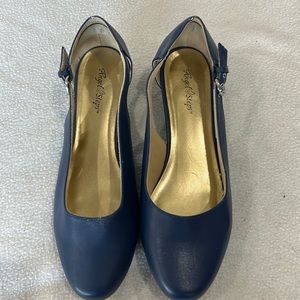 Angel Steps Women’s Naomi Short Wedge Side Buckle‎ Size 9.